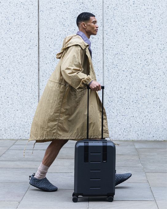 Walizka Db Ramverk Carry-on Black Out - 2025/26